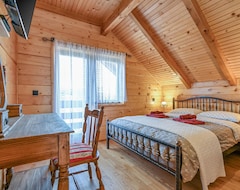Toàn bộ căn nhà/căn hộ Spacious And Attractive Wooden House With Jacuzzi And Swimming Pool. (Ludbreg, Croatia)