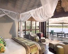 Khách sạn Royal Chundu Luxury Zambezi Lodges (Livingstone, Zambia)
