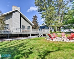 Entire House / Apartment Roscommon Home W/deck, 7 Mi To Higgins Lake! (Roscommon, USA)