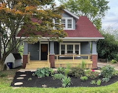 Entire House / Apartment Updated Craftsman Home, Quiet Setting, Porch Swing Overlooking Old Town Park. (Westerville, USA)