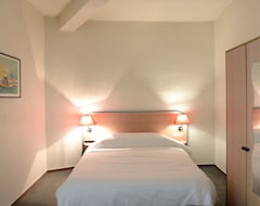 Hotel Logis - Le Terminus (Senas, France)