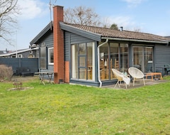 Hele huset/lejligheden Cozy Vacation Home With Large Window Front And Pleasant Ambience. (Børkop, Danmark)
