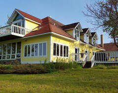 Hele huset/lejligheden Spacious And Peaceful Retreat On Grand Traverse Bay! Large Deck/Firepits/Beach (Omena, USA)