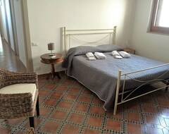 Cijela kuća/apartman Villa Of 100 Square Meters Recently Renovated, Inside A Large Courtyard (Favignana, Italija)