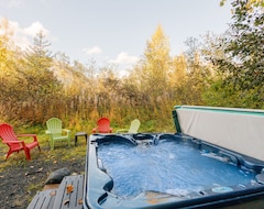 Entire House / Apartment Remodeled House W/ Private Hot Tub, Gas Grill, & Stunning Views - Walk To Lifts! (Girdwood, USA)