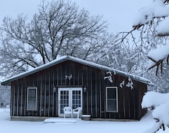 Entire House / Apartment Rustic cottage in a scenic river valley near hiking and mountain biking trails (Coon Rapids, USA)