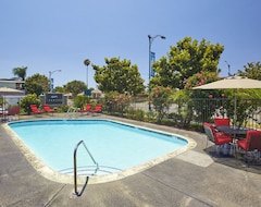 Hotel Comfort Meets Convenience! Near Disneyland, Onsite Pool & Parking! (Anaheim, USA)