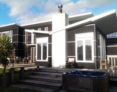 Toàn bộ căn nhà/căn hộ Large, Modern, Family House With Great View (Porirua, New Zealand)