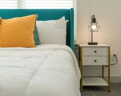 Cijela kuća/apartman Luxurious 2-Bedroom, Whitestown (Whitestown, Sjedinjene Američke Države)