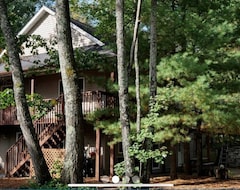 Hele huset/lejligheden Shupac Lake Vacation Home - Optional Pontoon! Sauna, Jacuzzi And More! (Grayling, USA)