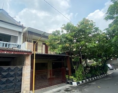 Khách sạn Oyo 93444 Damia Homestay Syariah (Surabaya, Indonesia)