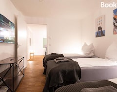 Entire House / Apartment Ko-living - Yellow Submarine Suite - Altstadt - Kuche - 2 Sz - Getrennte Betten - Bis 7 Gaste (Halle, Germany)