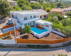 Toàn bộ căn nhà/căn hộ House With Pool (Brinje, Croatia)