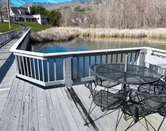Entire House / Apartment Waterfront ~ Comfort Inside & Out! ~ 3 Slip Boathouse ~ Wifi ~ Pets Welcome! (Scottsboro, USA)