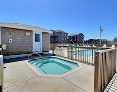 Entire House / Apartment Point Break Cottage- Steps To Beach- Community Pool & Spa (Buxton, USA)