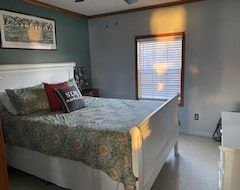 Entire House / Apartment Cozy Lake House With Amazing Views Close To Hooks Marina (Chatham, USA)