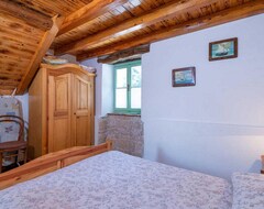 Koko talo/asunto Istrian kodikas mökki 4 henkilöä Alpeilla, mukava terassit (Sveta Nedelja, Kroatia)
