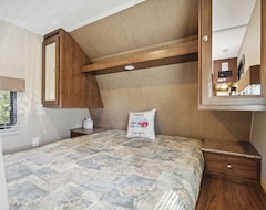 Khu cắm trại Comfy Coleman Rental Camper On Permanent Spot With Deck (Delhi, Hoa Kỳ)