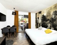 Khách sạn Sowell HÔtels Lolivier - Comfort Triple Room For 2 People (Arles, Pháp)