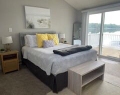 Toàn bộ căn nhà/căn hộ Executive Lakefront Home on All Sports Lake - Pontoon Boat/Hot Tub/FirePit/Grill (Muskegon Heights, Hoa Kỳ)