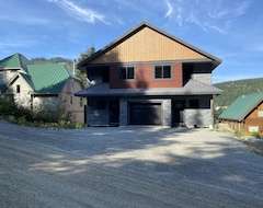 Tüm Ev/Apart Daire Beautiful Mountain Cabin With Hot Tub, Deck And Directly Across From Ski Lifts (Agassiz, Kanada)