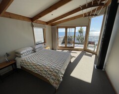 Toàn bộ căn nhà/căn hộ Sunny Beach Front House (Paekakariki, New Zealand)