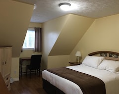 Hotel Adventure The Bruce Inn - Recently Renovated With Outdoor Hot Tub (Tobermory, Canada)