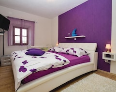 Casa/apartamento entero 5 Bedroom Accommodation In Unesic (Unešić, Croacia)