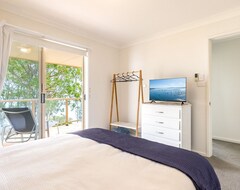 Otel Danalene, 44A Danalene Pde - Stunning Waterfront Property With Air Con, Wi-Fi, Double Lock Up Garage & Boat Parking (Corlette, Avustralya)