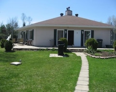 Entire House / Apartment Large 4-season Waterfront Cottage (Notre-Dame-de-Pontmain, Canada)