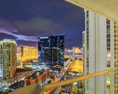 Khách sạn Strip View★ Balcony 1br Suite ★ No Resort Fee ★ Free Pool + Gym + Parking + Wifi (Las Vegas, Hoa Kỳ)