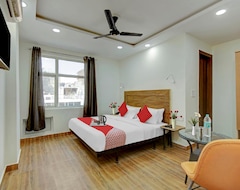 Hotelli OYO Flagship Santosh Residency Near Krishna Nagar Metro (Nagar Haveli, Intia)