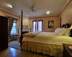 Toàn bộ căn nhà/căn hộ Charming Victorian House With 6 Private Rooms (Groton, Hoa Kỳ)