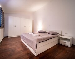 Casa/apartamento entero Holiday Apartment With Terrace And Air Conditioning (Banjol, Croacia)