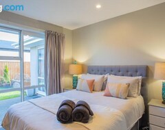 Entire House / Apartment Luxury Spa, Outdoor Fireplace & Games Room - Sleeps 10, 18 Mins From Airport (Christchurch, New Zealand)