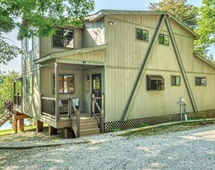 Entire House / Apartment Beautiful Lakefront Chalet Perfect For Your Next Getaway! (Warrenton, USA)