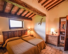 Toàn bộ căn nhà/căn hộ Detached manor with private pool 20 kms southern of Todi. 25 sleeps-9 bedrooms (Montecastrilli, Ý)