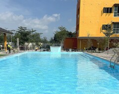 Khách sạn Capital O 90949 Pelangi Beach Resort Mersing (Pantai Cenang, Malaysia)
