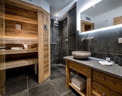 Toàn bộ căn nhà/căn hộ Snuggly Chalet Suite With 40sqm, Bedroom/living Room With Kitchen And Bathroom With Sauna (Frasdorf, Đức)