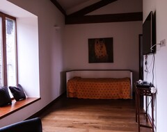Toàn bộ căn nhà/căn hộ Country tranquility: 400 yrs old, 6 bedrooms, sleeps 14-16, private pool/sauna (Saint-Laurent-sous-Coiron, Pháp)