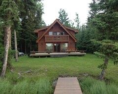 Toàn bộ căn nhà/căn hộ Beautiful Lakefront Cabin On A Quiet Sheridan Lake Bay (Lone Butte, Canada)
