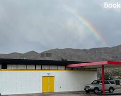 Hele huset/lejligheden Space Castle: A 1950s Gas Station Transformed Into An Art Themed Wonderland (Truth or Consequences, USA)