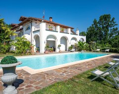 Toàn bộ căn nhà/căn hộ Cosy Apartment For 7 People With Pool, Wifi, Tv And Balcony (Montafia, Ý)
