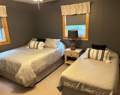 Entire House / Apartment 3 Bedroom Cottage On Lake Memphremagog (Newport, USA)