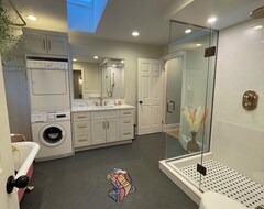 Hele huset/lejligheden Cheerful 3 Bedroom Home With Outdoor Pool & Hottub (Alton, Canada)