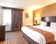 Hotel Coratel Suites - 1 King Suite With Sofa Non Smoking (Wichita, USA)