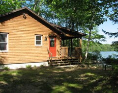 Casa/apartamento entero Acogedor Cedar Log Cabin en Pristine Sand Pond en Noruega, ideal para nadar. (Norway, EE. UU.)