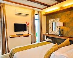 Hotel Infinity Resort (Puerto Galera, Philippines)