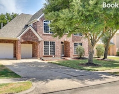 Entire House / Apartment Spacious Sugar Land Retreat With Fireplace And Yard (Sugar Land, USA)