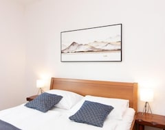 Koko talo/asunto One Bedroom Apartment With Sea View House Maya Portoroz (Portorož, Slovenia)